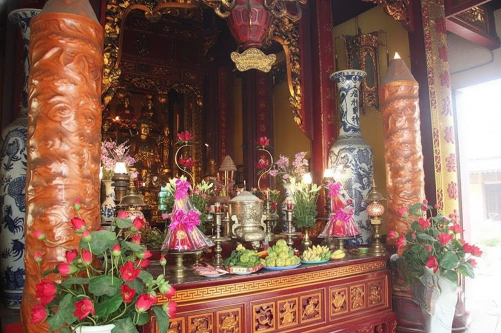 Chùa Quán Sứ Hà Nội thờ Tam Thế Phật, Phật A Di Đà, Quan Thế Âm Bồ Tát, Đại Thế Chí và Thiền sư Nguyễn Minh Không